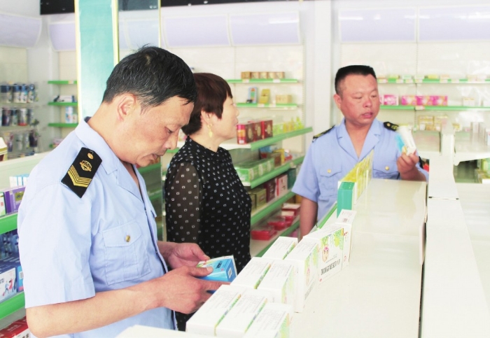 开封市尉氏县市场监管局执法人员在一家零售药店检查