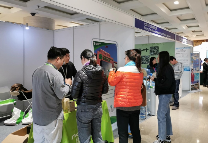 图为参会代表在展览区参观、交流。