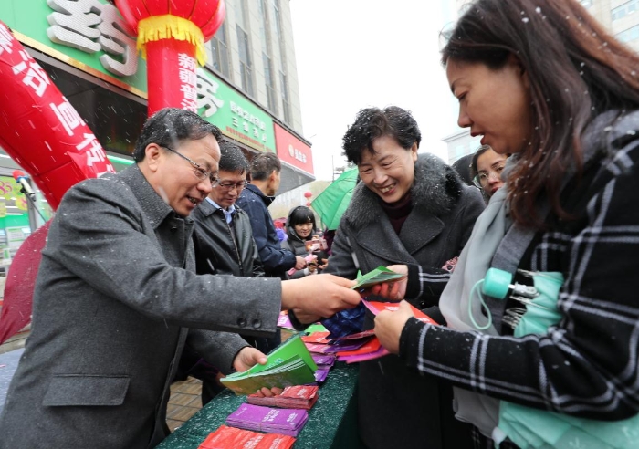 新疆维吾尔自治区药品监督管理局党组书记、局长张钰祥参加“全国药品安全月”活动中发放宣传册 新疆维吾尔自治区药品监督管理局党组书记、局长张钰祥参加“全国药品安全月”活动中发放宣传册