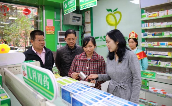 图为检查组在药店进行检查。（李舒雯摄）