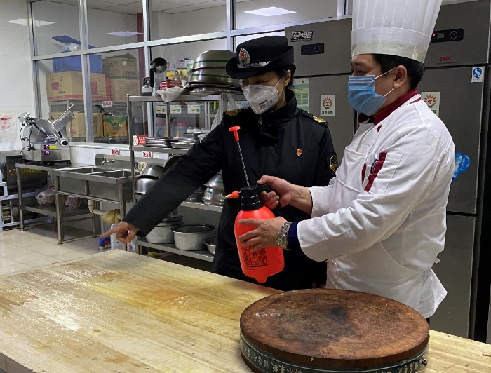 将台食药所执法人员指导餐饮企业进行消毒。