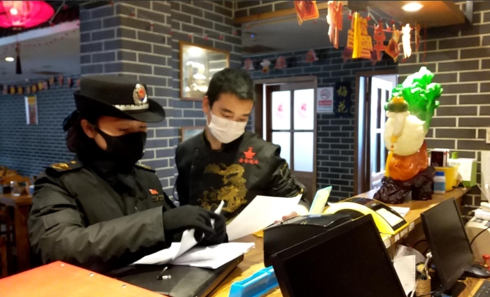 三里屯食药所检查辖区餐饮企业。