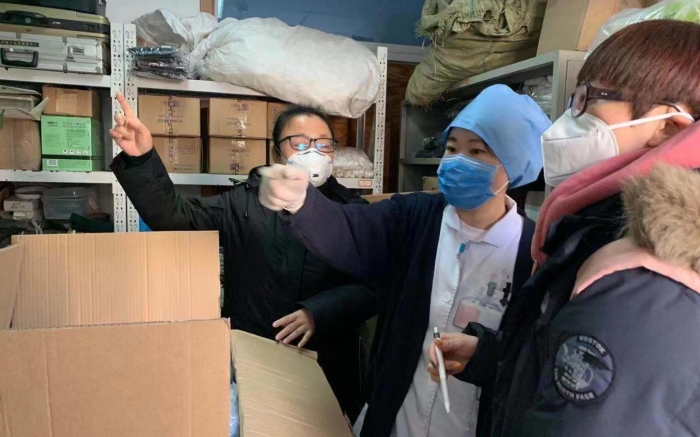 朝阳区局执法人员对医用防护物资进行现场核查。