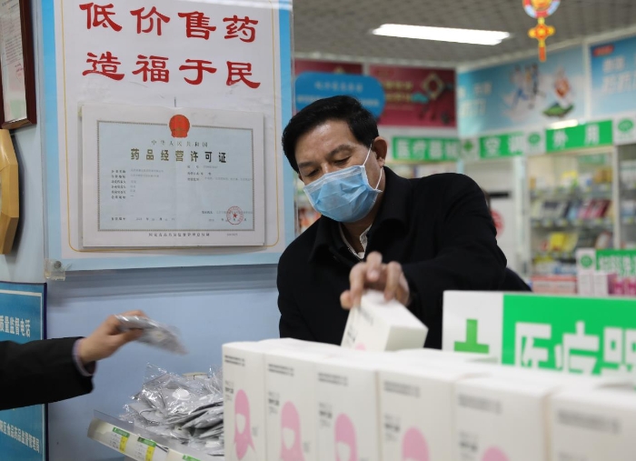 朝阳区局党委书记、局长刘立新检查药店防疫用品价格及供应情况。 朝阳区局党委书记、局长刘立新检查药店防疫用品价格及供应情况。