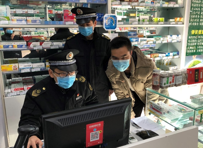 奥运村食药所检查口罩进销记录。