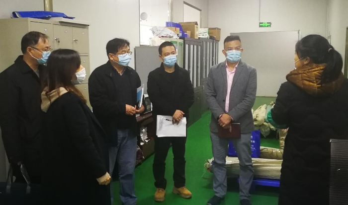 图为广西壮族自治区药监局工作人员到一家企业调研，及时掌握疫情防控所需医疗器械库存及产能情况。 