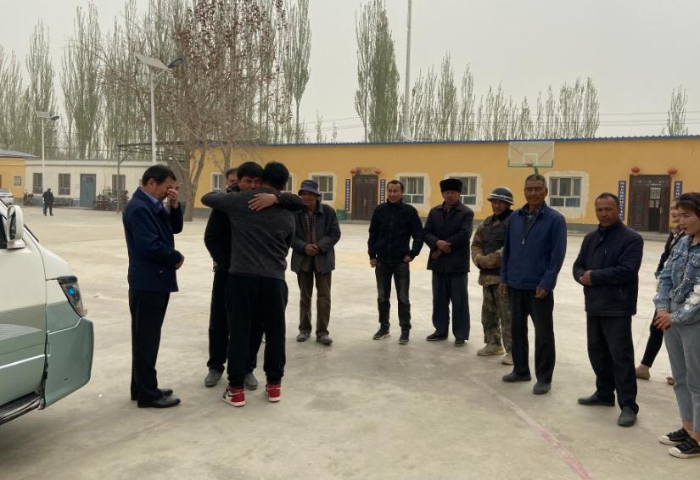 新疆维吾尔自治区药监局9名驻村干部离村小记