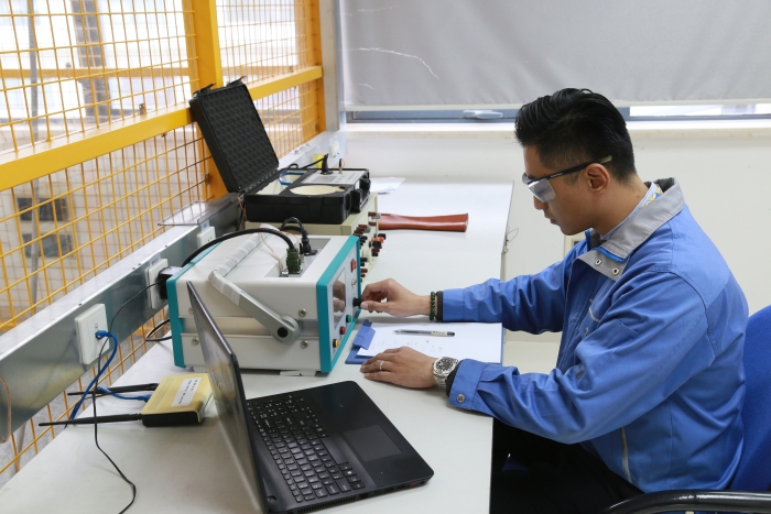 图为医用电器安全实验室工程师在进行高压试验.