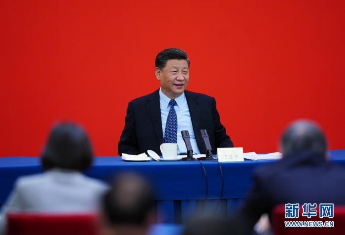 习近平看望参加政协会议的经济界委员2