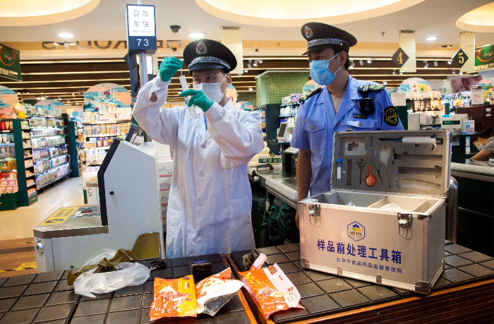东城区市场监管局执法人员在超市检查粽子标签标识。