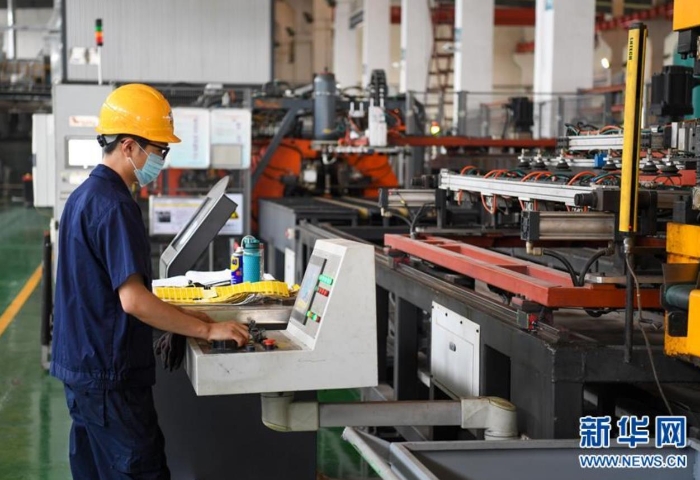 在位于苏州市吴江区汾湖高新区的康力电梯股份有限公司生产厂区,工作