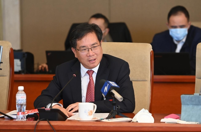 图为丁列明代表在小组讨论中发言。