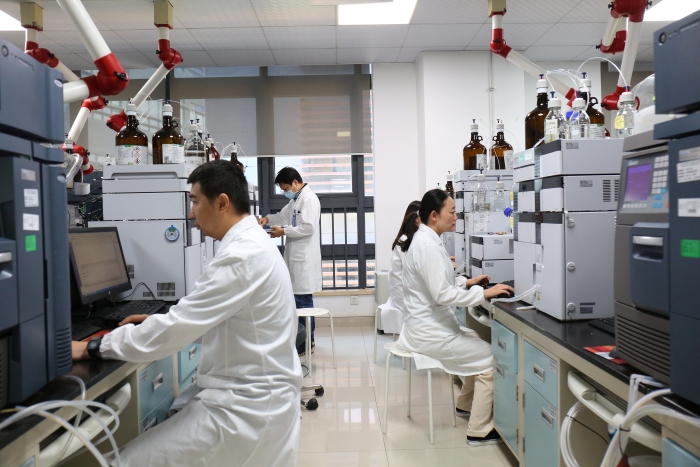 图为深圳药检院中药质量研究与评价重点实验室工作人员进行中药化学