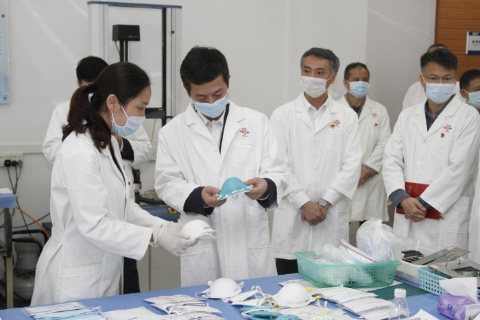 2020年3月19日,广东省药品监管局党组书记、局长江效东到省医疗器械质量监督检验所开展调研,了解口罩检验工作情况 2020年3月19日,广东省药品监管局党组书记、局长江效东到省医疗器械质量监督检验所开展调研,了解口罩检验工作情况