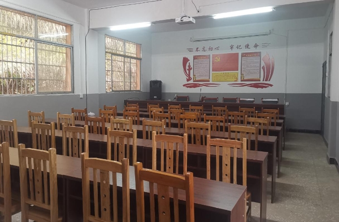 改建后的村部会议室