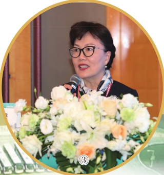 图③为杨冬梓教授在学术会议上发言。