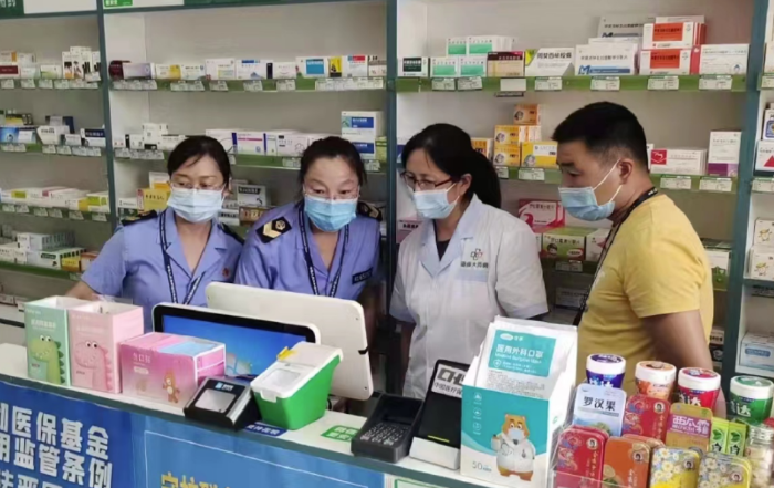 图为该局督导组在一家药店抽查疫情防控措施。 图为该局督导组在一家药店抽查疫情防控措施。