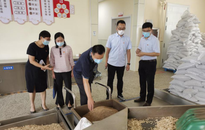 图为共建活动中各支部党员在山东省中医药大学附属医院参观学习。 图为共建活动中各支部党员在山东省中医药大学附属医院参观学习。