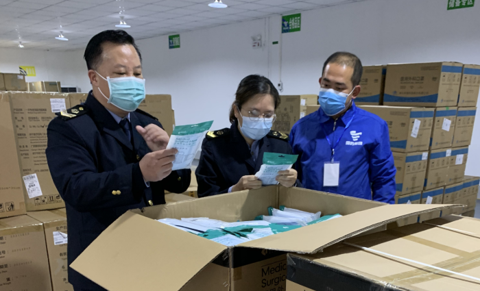 图为该局工作人员在一处疫情防控物资储备点检查医用口罩等防疫用医疗器械。 图为该局工作人员在一处疫情防控物资储备点检查医用口罩等防疫用医疗器械。
