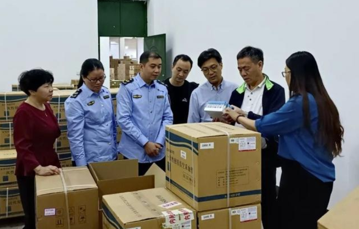 图为检查组在南平市一家医疗器械经营使用单位检查。