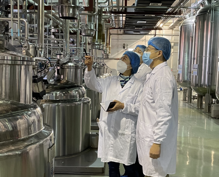 图为第二分局执法人员在一家药品生产企业车间检查.