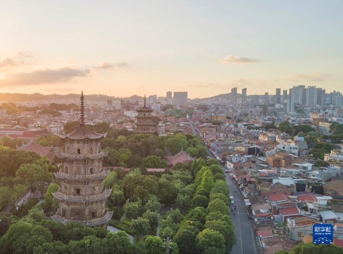 这是朝霞中的福建省泉州市开元寺东西塔及周边古城保护核心区域（2021年7月8日摄，无人机照片）。新华社记者 宋为伟 摄