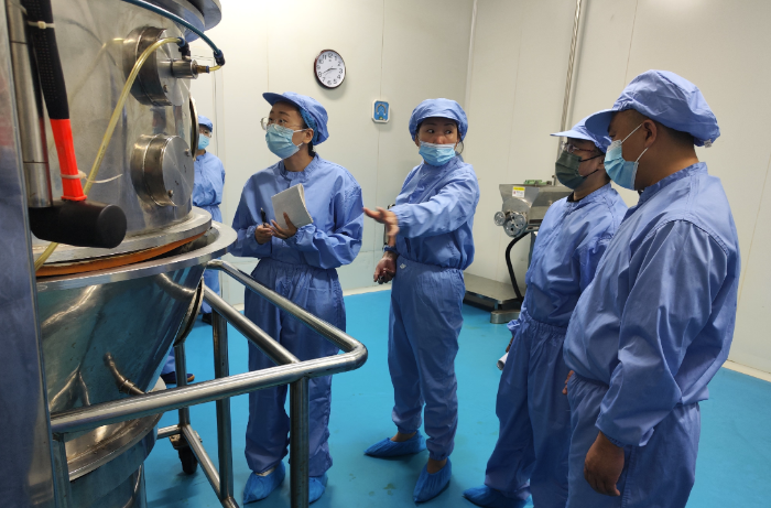 图为吉林检查分局工作人员帮扶指导鹿王制药防疫药品快速达产。
