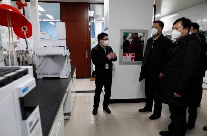 吉林省药监局组成调研组助企纾困解难题。(叶阳欢摄) 吉林省药监局组成调研组助企纾困解难题。(叶阳欢摄)