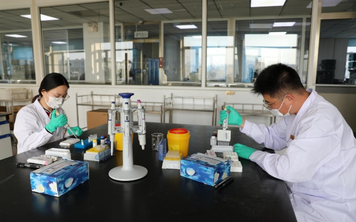 图为检验人员对公安部门送检药品应急检验。(叶阳欢摄) 图为检验人员对公安部门送检药品应急检验。(叶阳欢摄)