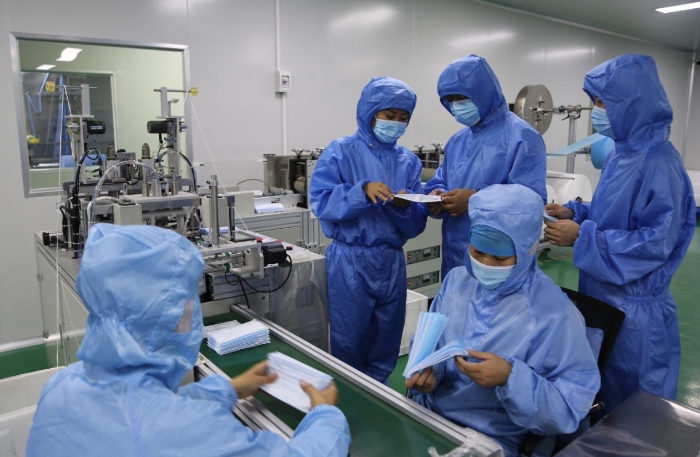 图为执法人员深入企业开展药品安全专项整治行动。(叶阳欢摄) 图为执法人员深入企业开展药品安全专项整治行动。(叶阳欢摄)