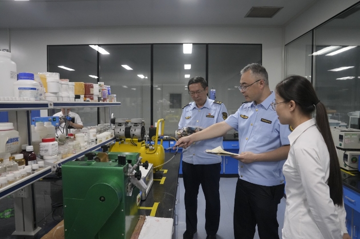 图为该局监管人员在企业检验室开展现场检查。