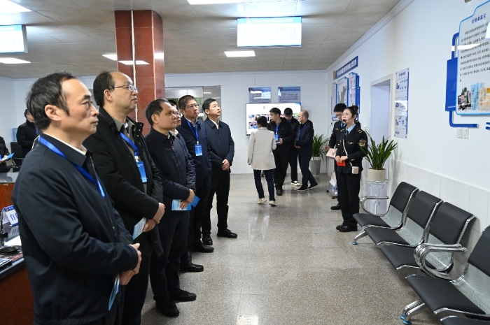 图为参会代表在牛马司市场监管所考察参观。（图片由邵阳市市场监管局提供 曾少石摄）