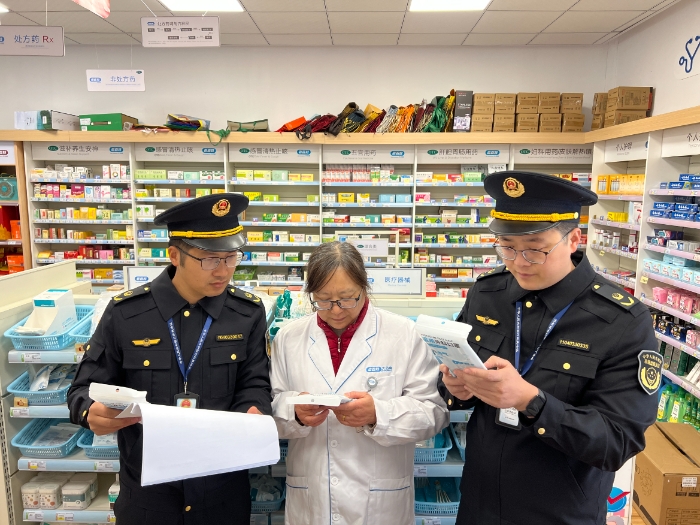 图为该局执法人员在一家药店检查冬季常用医疗器械。（黄元斌 孙建新 摄）