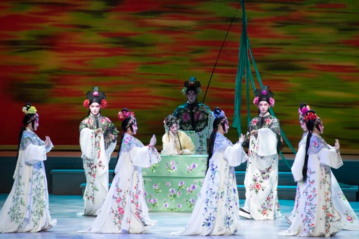 2024年9月14日，演员在北京大学百周年纪念讲堂演出青春版昆曲《牡丹亭》。新华社记者 刘梦琪 摄
