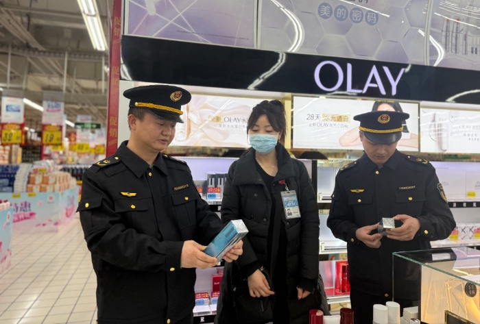 图为该分局执法人员在一家化妆品专卖场进行检查。（吴萍 孙建新 摄）