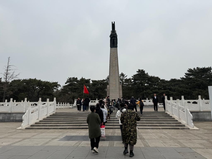 图为在沈阳抗美援朝烈士陵园，自发缅怀烈士的群众正在献花。新华社记者洪可润 摄