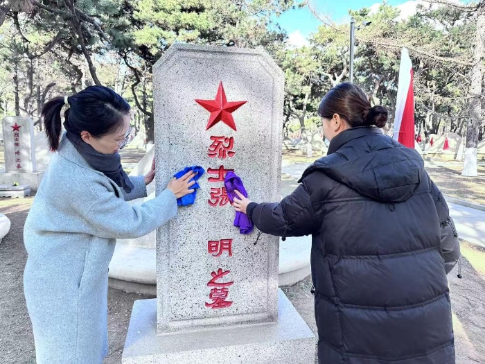 图为沈阳抗美援朝烈士陵园工作人员在进行“代祭扫”服务。（受访单位供图）