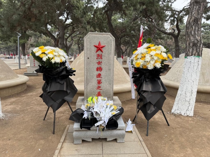 图为烈士杨连第的墓前摆满了鲜花。新华社记者洪可润 摄
