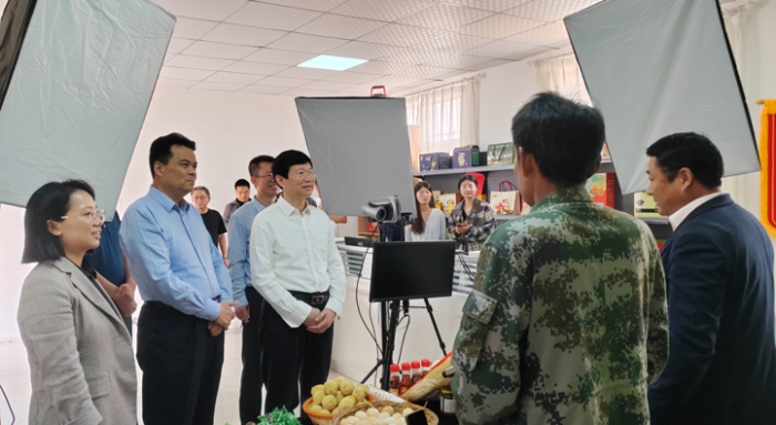 李利在安徽临泉调研定点帮扶和基层药品监管工作