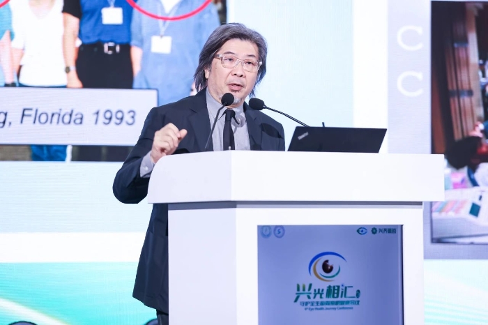 图为Donald Tan在第四届守护全生命周期眼健康会上作主题演讲