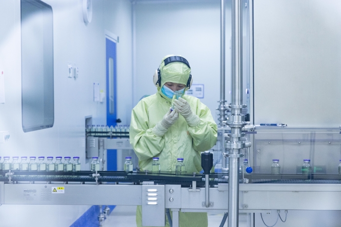 扬子江药业集团把质量要求落实到药品生产管理的各个环节，图为生产车间员工检查产品包装情况。