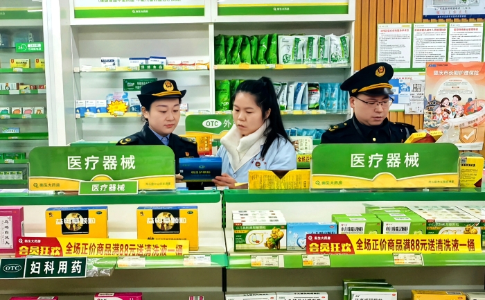 图为1月29日，执法人员在一家医疗器械销售单位检查医疗器械质量。