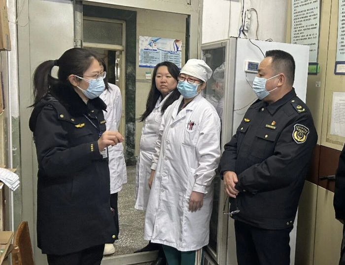 图为2月3日，河西区市场监管局执法人员到南开大学附属医院(天津市第四医院）开展春节前药品安全检查。