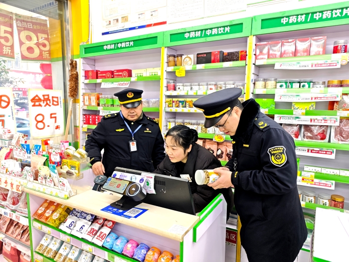 图为该局监管人员在一家药店检查中药饮片的进货来源和销售记录 图为该局监管人员在一家药店检查中药饮片的进货来源和销售记录