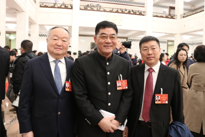 3月5日，十四届全国人大四次会议在京开幕。全国人大代表、山东百多安医疗器械股份有限公司首席科学家张海军，全国政协委员、中国科学院院士、复旦大学附属中山医院心内科主任葛均波等人在步入人民大会堂后合影留念。