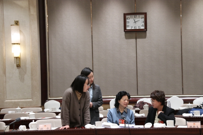 3月7日上午，十四届全国人大四次会议北京市代表团举行代表小组会议，审查计划报告和草案、预算报告和草案。当天上午会议结束后，全国人大代表，北京金象复星医药股份有限公司白塔寺药店总药剂师、执业药师张海鸥与部分代表、媒体仍在继续讨论。