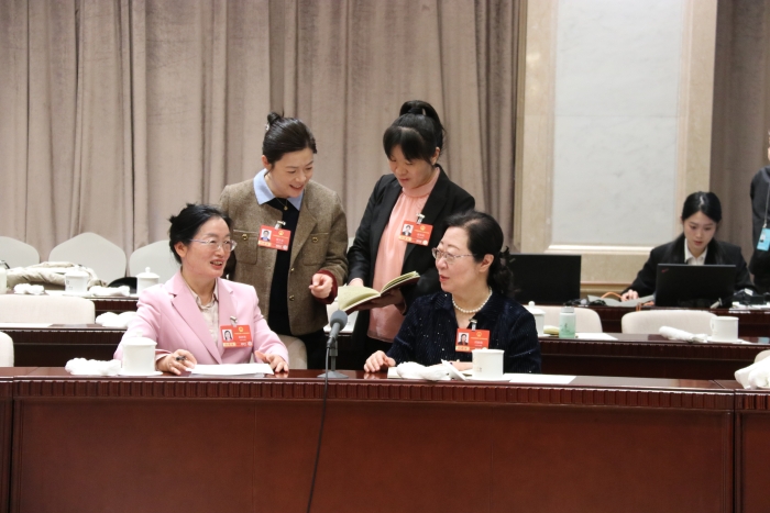 3月7日上午，十四届全国人大四次会议北京市代表团举行代表小组会议，审查计划报告和草案、预算报告和草案。当天上午会议结束后，全国人大代表、北京妇产医院内分泌科主任阮祥燕与部分代表仍在继续讨论。