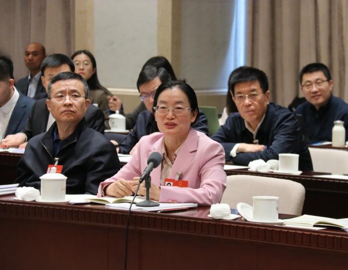 3月7日上午，十四届全国人大四次会议北京市代表团举行代表小组会议，审查计划报告和草案、预算报告和草案。全国人大代表、北京妇产医院内分泌科主任阮祥燕在会上发言。