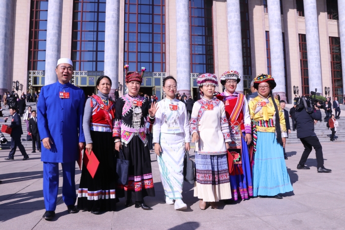 3月11日，全国政协十四届四次会议在北京人民大会堂闭幕。这是闭幕会后，委员走出人民大会堂。（记者李易真 摄）