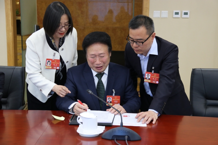 3月11日下午，十四届全国人大四次会议四川省代表团举行代表小组会议，审议关于政府工作报告、“十五五”规划纲要、年度计划、年度预算的四个决议草案。会后，全国人大代表、好医生集团董事长耿福能与部分代表仍在热烈讨论。（记者蒋红瑜 摄）